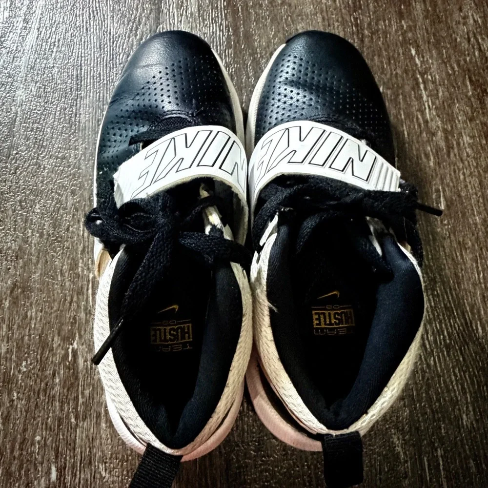 Nike Team Hustle D 8 Kids Size 5Y Black White Gold Basketball Shoes Sneakers